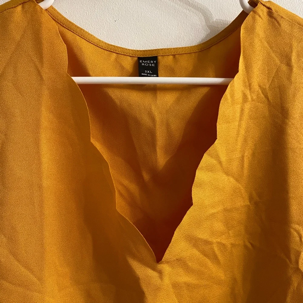 Emery Rose scalloped tank 2x - Picture 2 of 4